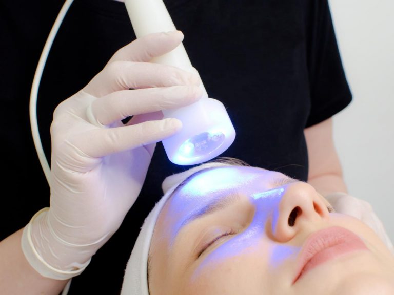 肌トラブルの救世主!「青色LEDライト」の知られざる美肌効果を皮膚科医が解説