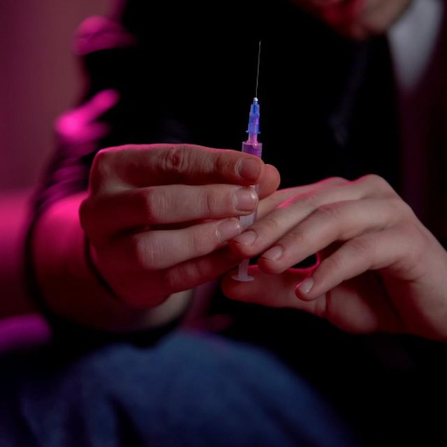 レイプドラッグを気づかないうちに注射、「ニードル・スパイキング」の被害に遭う女性が急増