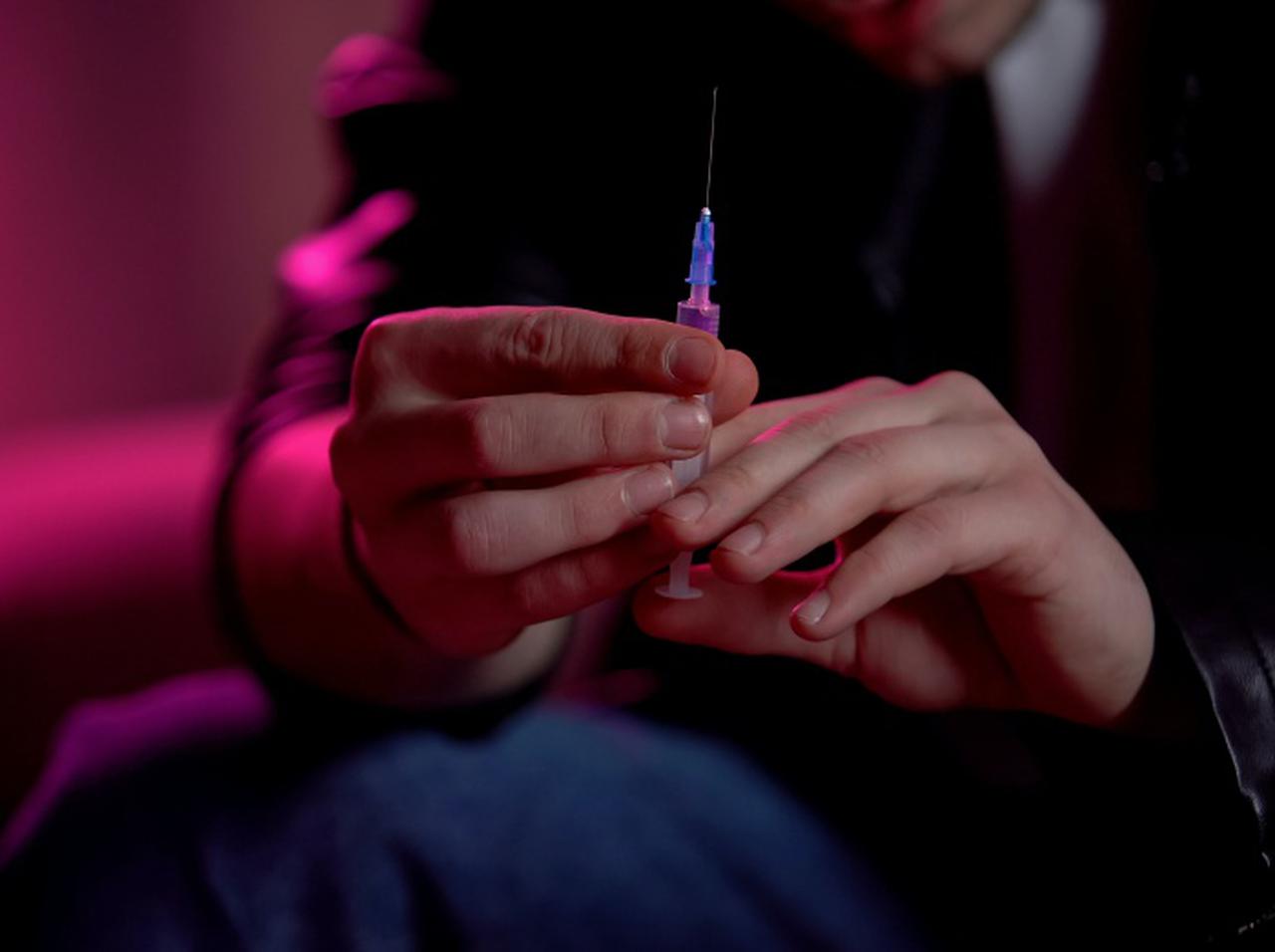 レイプドラッグを気づかないうちに注射、「ニードル・スパイキング」の被害に遭う女性が急増