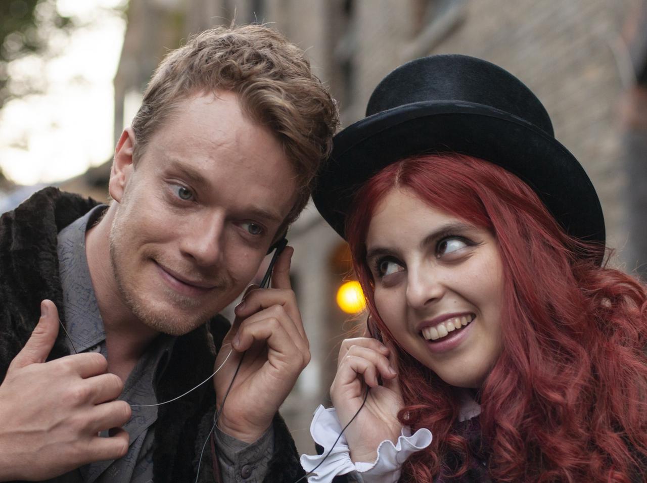 『ビルド・ア・ガール』のアルフィー・アレンが気になる!ジョン・カイトの“複雑な魅力”とは?