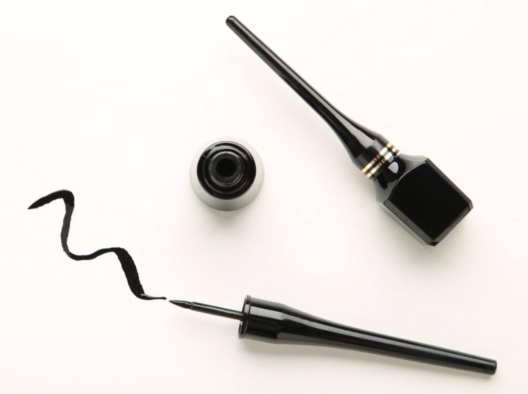 使うアイライナーの種類で違う!アイラインを一発でキレイに引くコツ