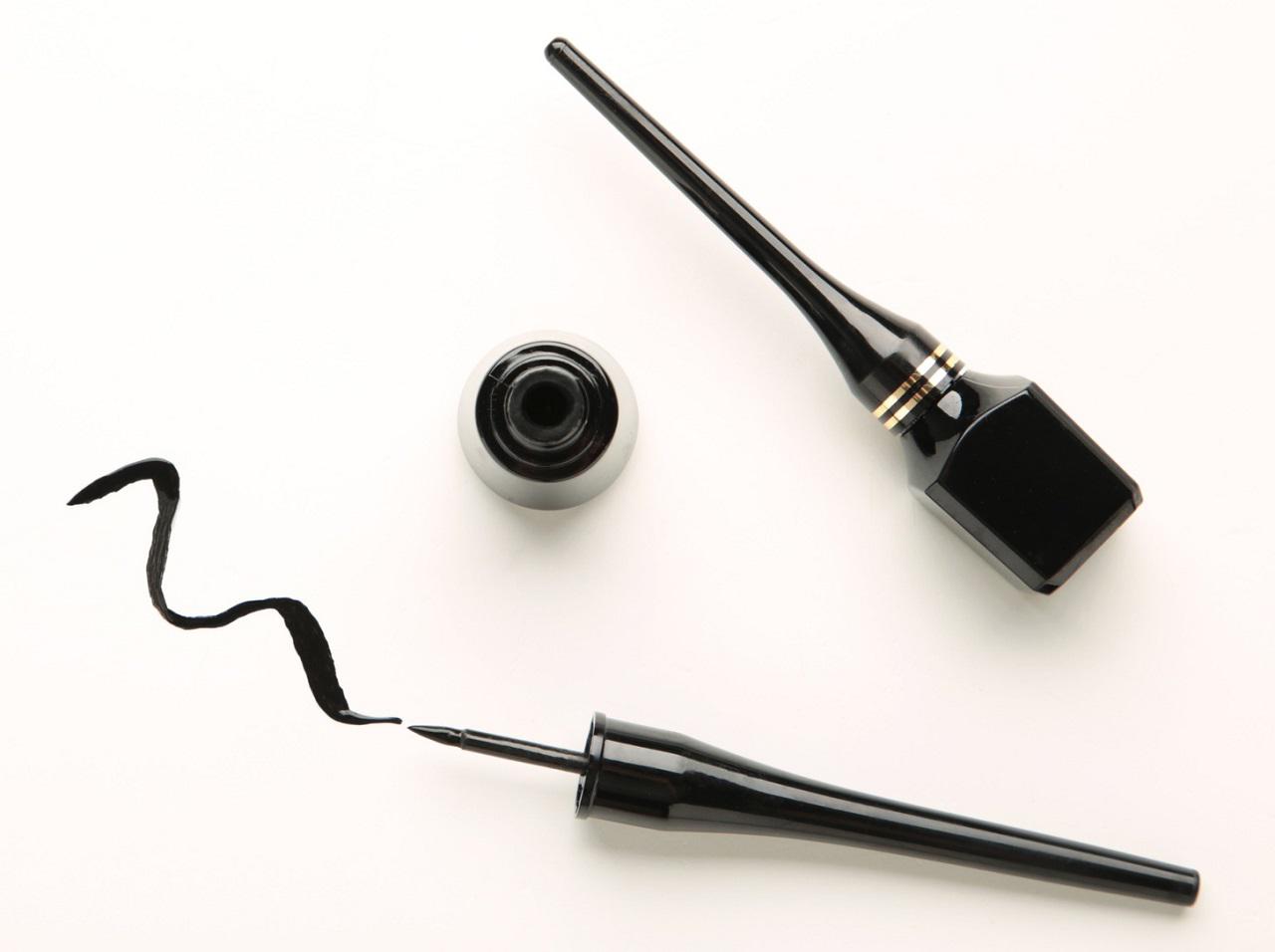 使うアイライナーの種類で違う！アイラインを一発でキレイに引くコツ