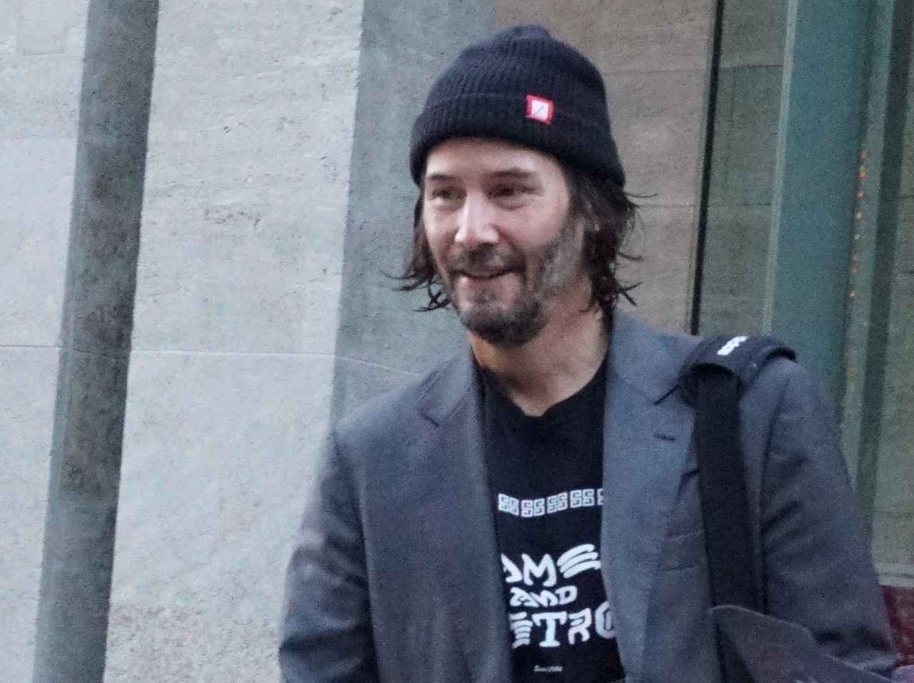 『ジョン・ウィック』キアヌ・リーブス、スマホで「自撮り」する姿が癒し