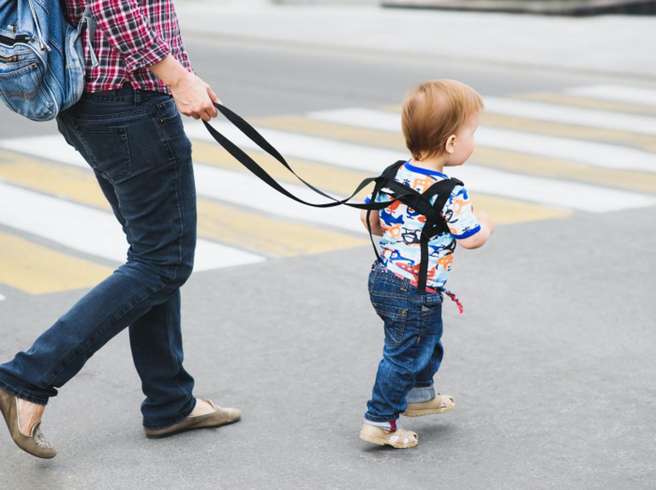 「子供用ハーネス」の使用を批判するのは『マミー・シェイミング』、セレブも標的に