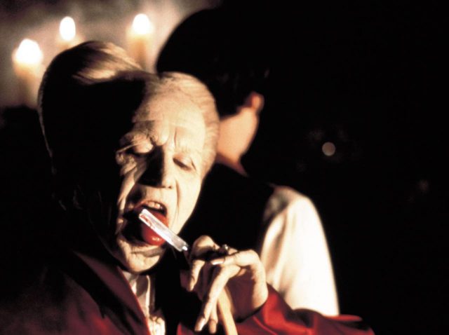 石岡瑛子の衣装で有名な『ドラキュラ』、ゲイリー・オールドマンの“撮影準備”が過酷すぎる…