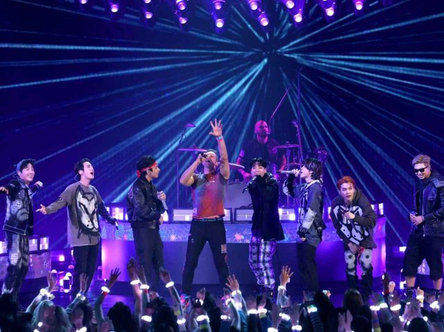 カーディ・Bも興奮が隠せず！BTSとコールドプレイの初パフォーマンスがついに実現【AMA2021】