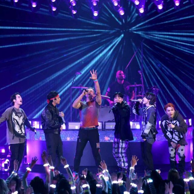 カーディ・Bも興奮が隠せず！BTSとコールドプレイの初パフォーマンスがついに実現【AMA2021】