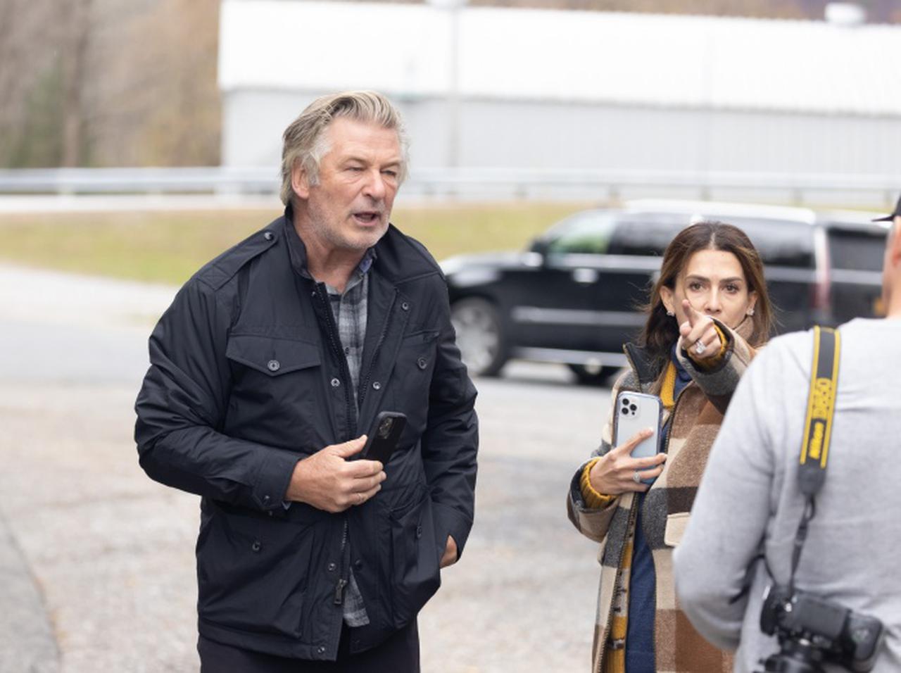 アレック・ボールドウィンが銃誤射事故について語る「警察からコメントするなと何度も言われたが…」