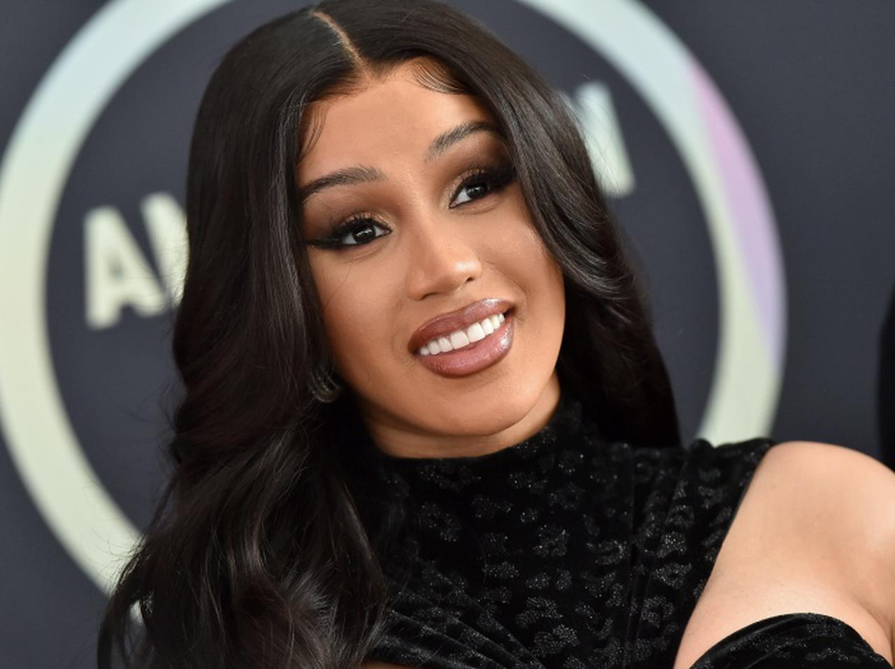 カーディ・B、ジョジョ・シワをクリスマスに誘うも呼ぶのに「お金かかりそう」と漏らす【AMA2021】