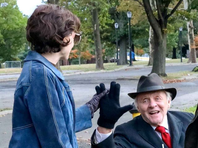 アン・ハサウェイとアンソニー・ホプキンスが撮影現場で2ショット！オーラが超豪華…