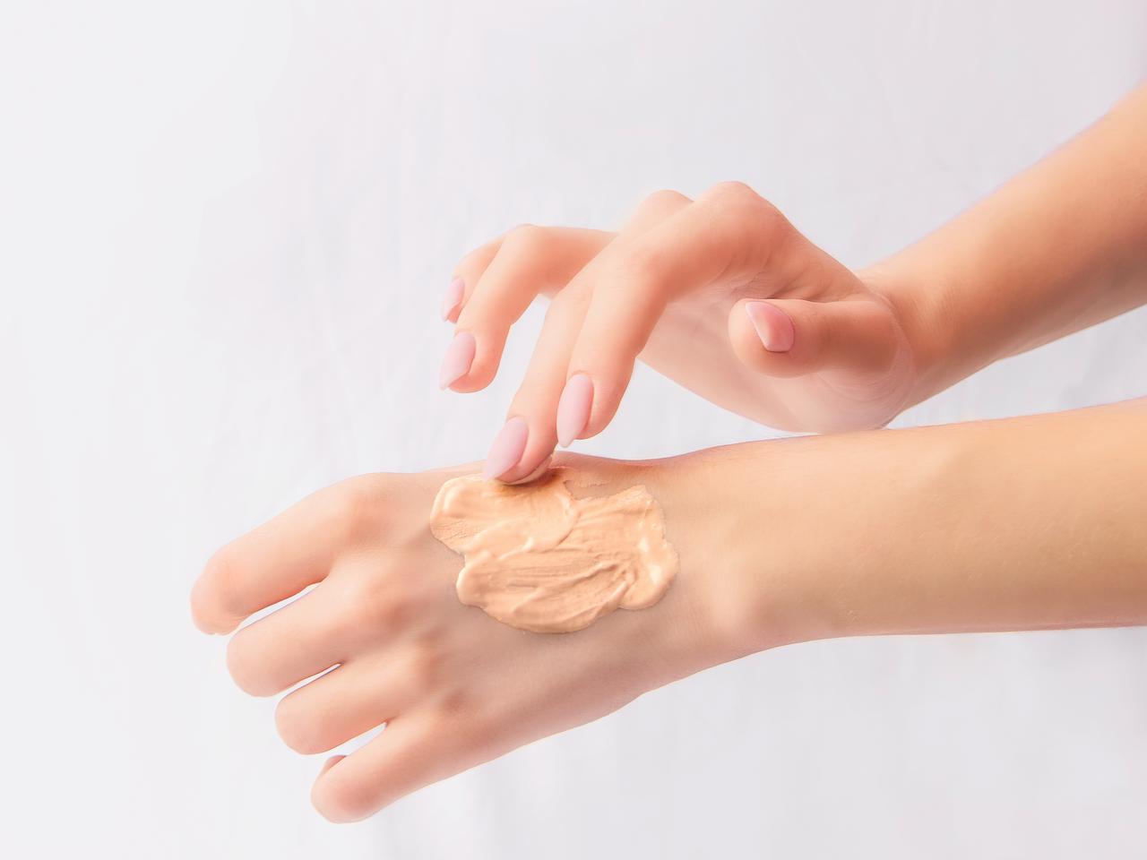 しっとりツヤ肌を長時間キープ!ファンデに「オイル」を混ぜるときのコツと注意点