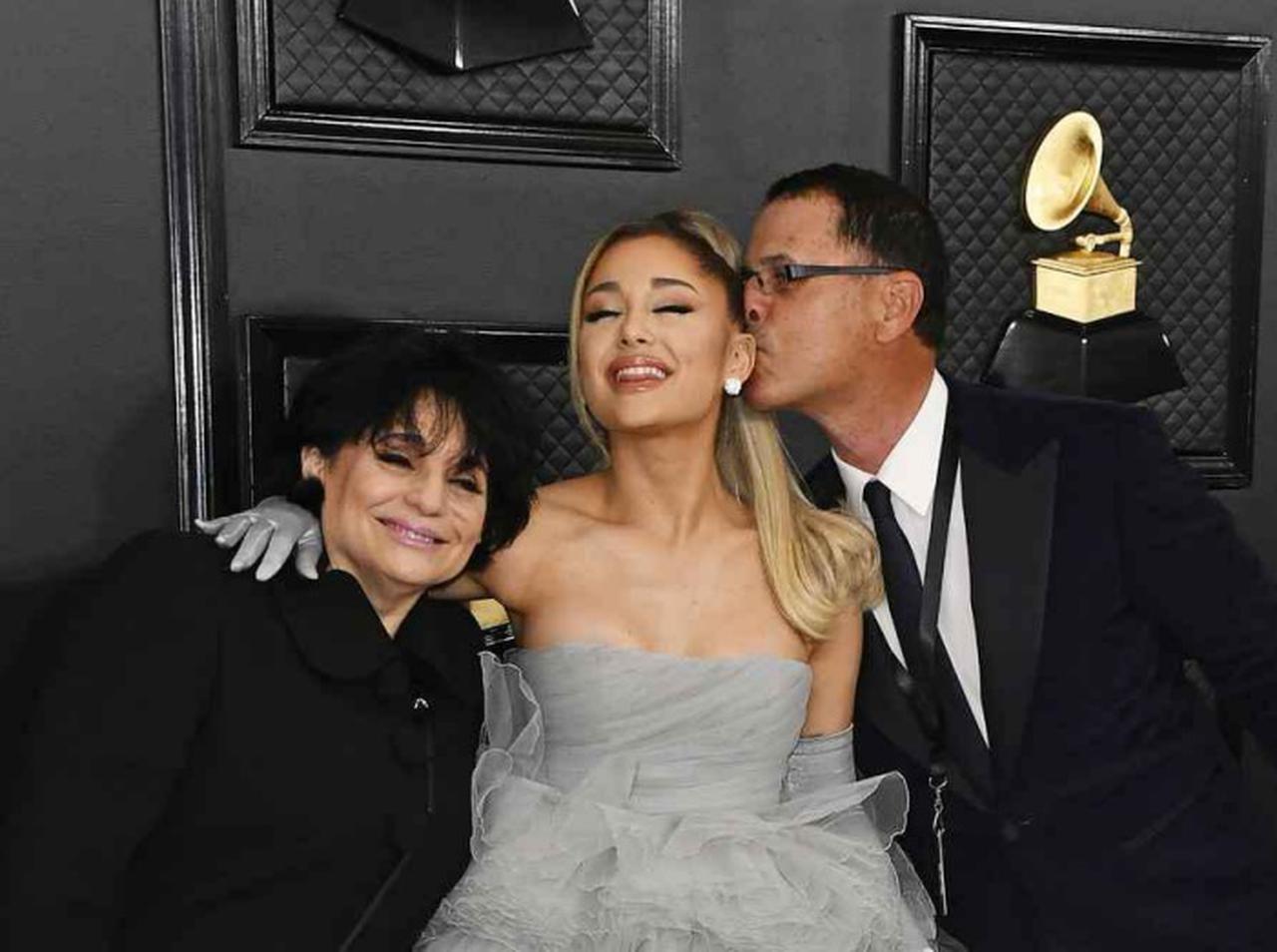 優しさが炸裂!アリアナ・グランデが「チーム・アリアナ」を家族行事に招く