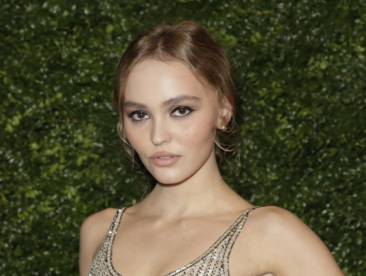 人気俳優との恋に終止符、リリー・ローズ・デップがアーティストと路チューが撮られる