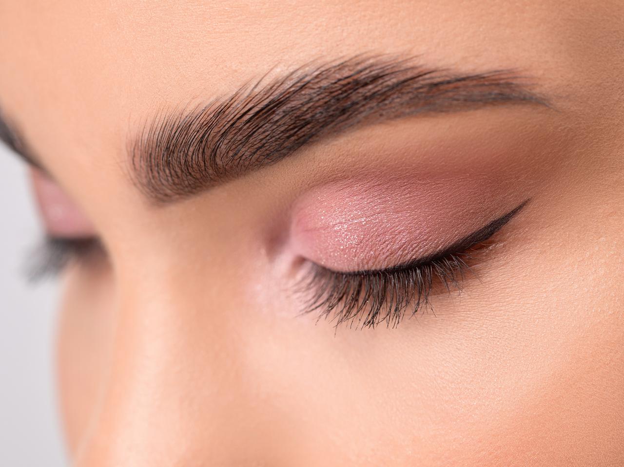 セレブも実践!眉毛を植毛する「アイブロウ・インプラント」が海外で大人気