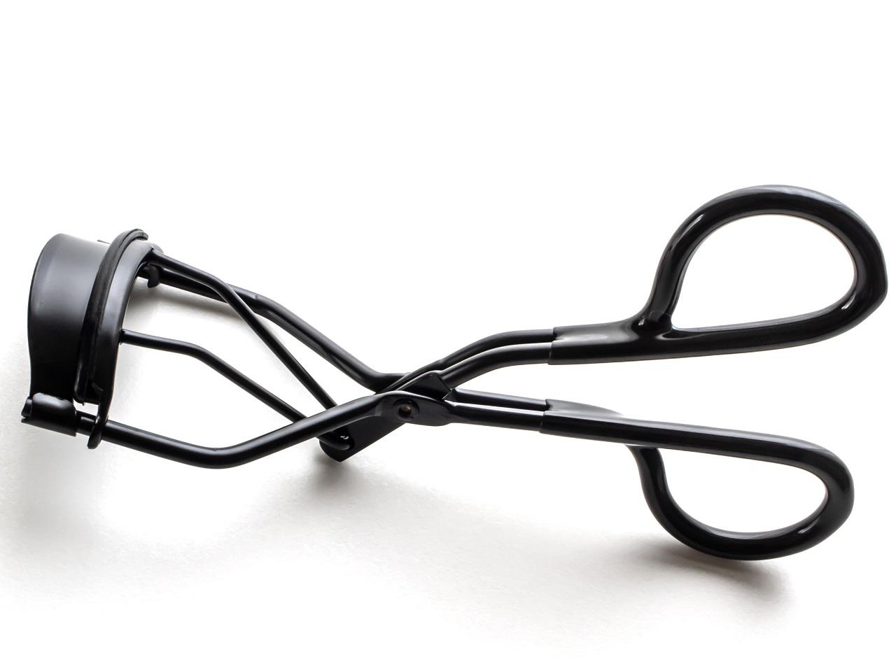 短いまつげでも上向きに!日本製の「ビューラー」をプロが絶賛