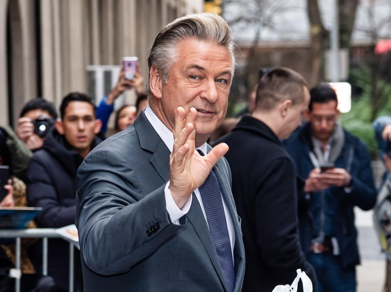 アレック・ボールドウィン、銃を扱う撮影現場では“警察の監視が必要”と訴える