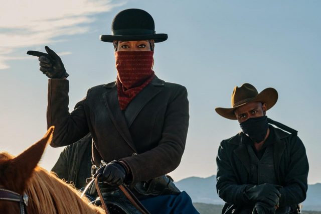 【隠れメッセージ】Netflix『ザ・ハーダー・ゼイ・フォール』には、チャドウィック・ボーズマンを偲ぶシーンが隠されていた！
