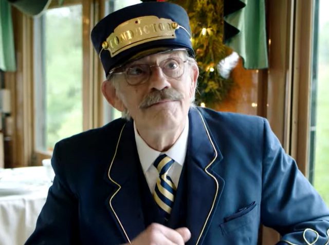 クリストファー・ロイドとリー・トンプソンが“タイムトラベル映画”で再共演、「車掌」姿が似合う！