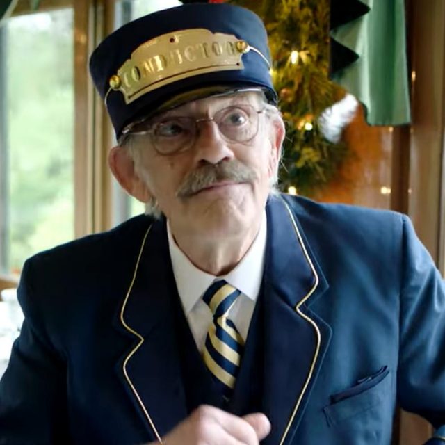 クリストファー・ロイドとリー・トンプソンが“タイムトラベル映画”で再共演、「車掌」姿が似合う！