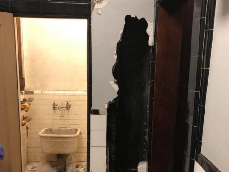 裸の男性が劇場の壁の中から救助される、中から助け求める音で通報