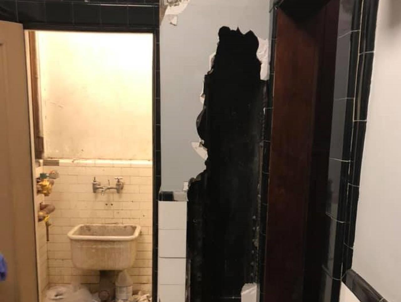 裸の男性が劇場の壁の中から救助される、中から助け求める音で通報