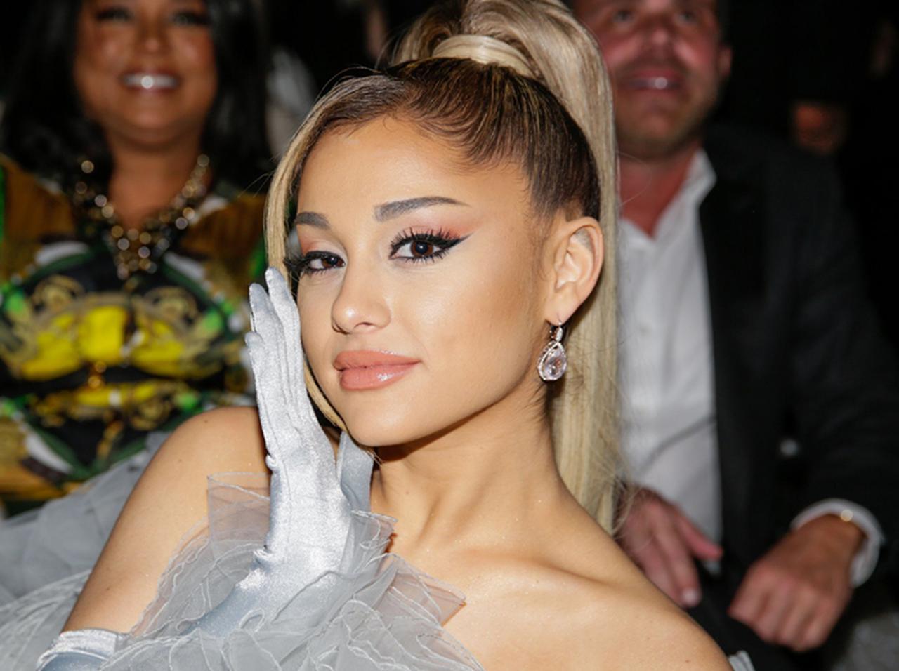 大好きな映画の衣装を完コピして特別な舞台へ、アリアナ・グランデ