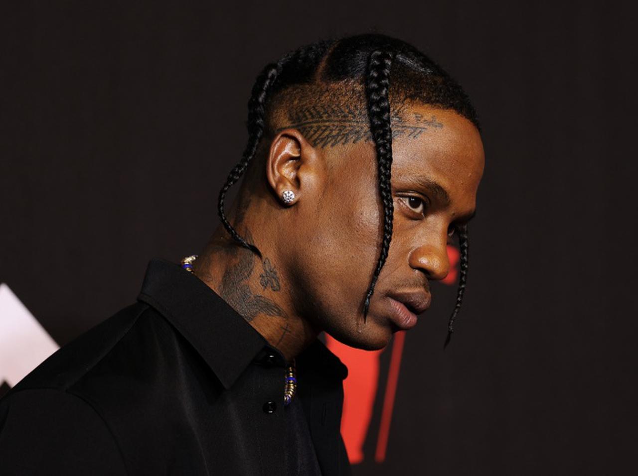 主催フェス犠牲者の葬儀費用を自ら負担へ、参加者のメンタルヘルスもケアするとトラヴィス・スコット