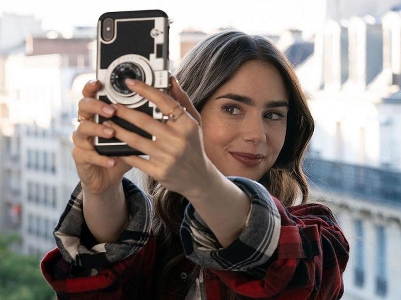 透明眉マスカラが大活躍!『エミリー、パリへ行く』のリリー・コリンズのメイクで使われたコスメとは?