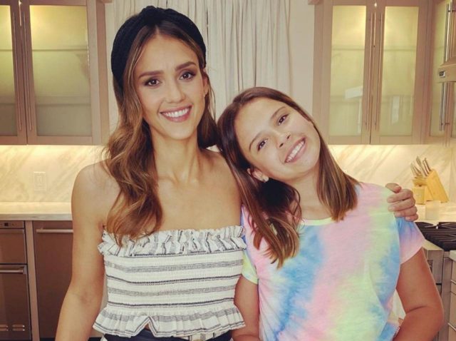ジェシカ・アルバ、年頃の娘と一緒にセラピーに通っている「理由」がなるほど