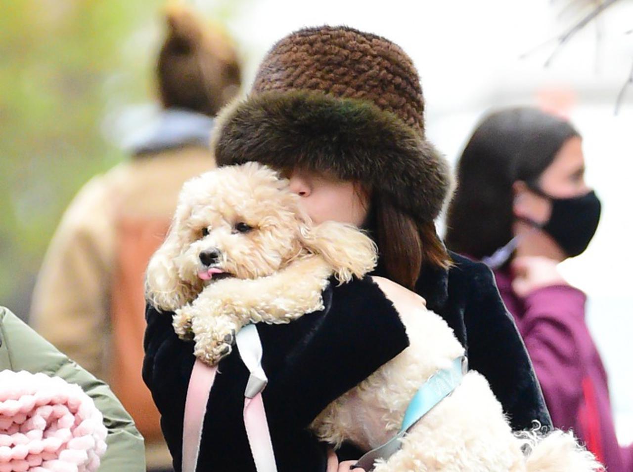 モフモフ感がたまらない! セレーナ・ゴメスがドラマの現場で愛犬をギュ~【写真】