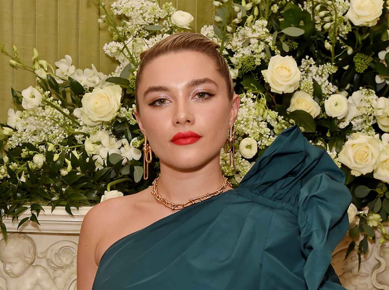 気絶してしまうほど痛い「セプタム」を開けたフローレンス・ピュー、ご自慢のピアスをお披露目