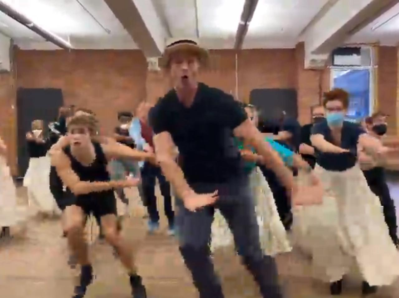 ヒュー・ジャックマンがミュージカルに帰ってくる!ダンスの練習動画がすでに楽しい