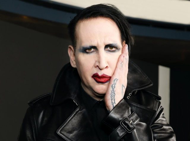 マリリン・マンソン、性的暴行事件の捜査で警察が家宅捜索