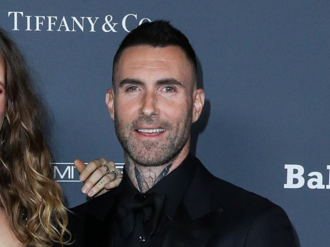 顔面にタトゥーはなかったことに?アダム・レヴィーンの顔面タトゥーが話題