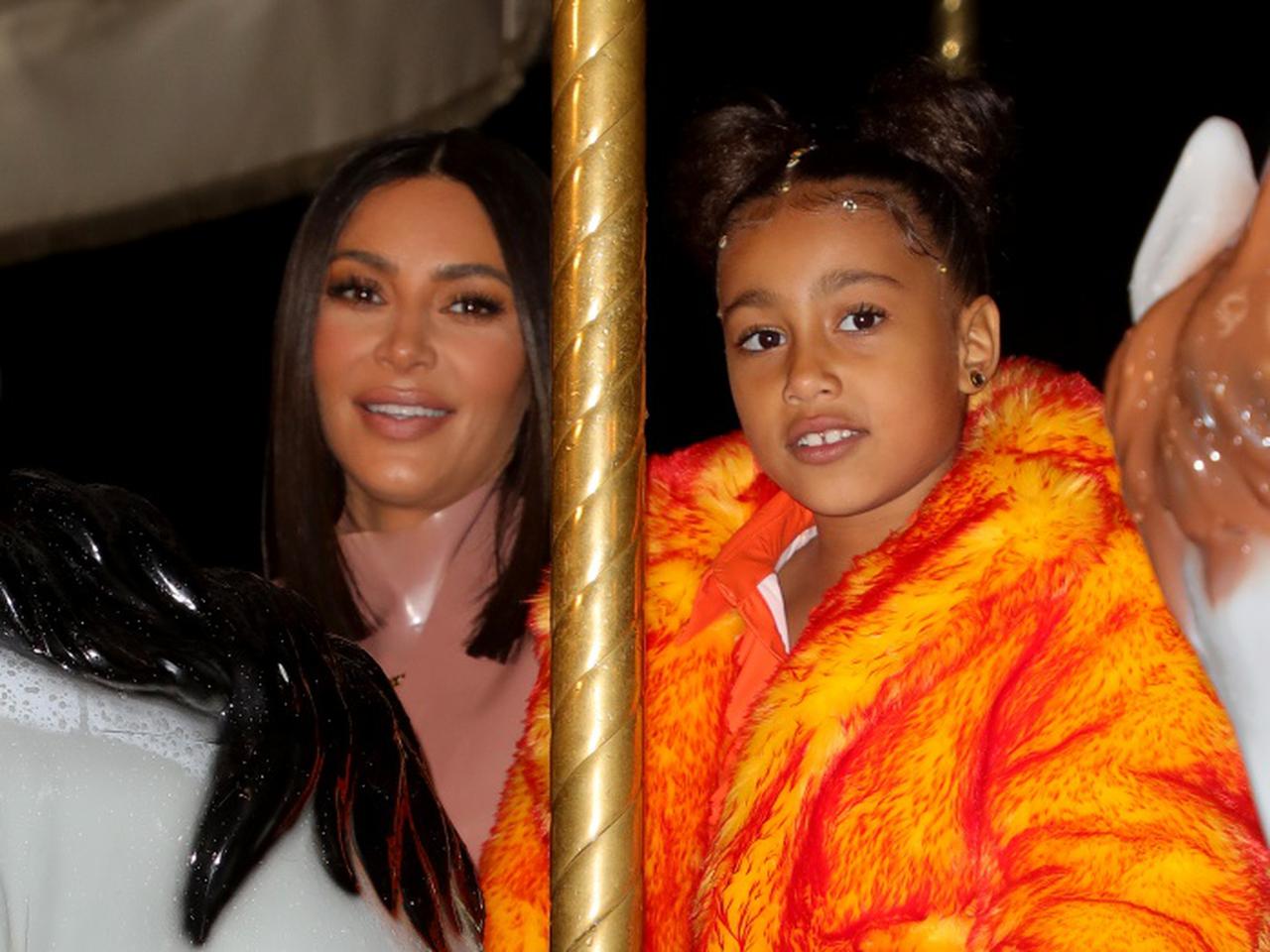 キム・カーダシアン8歳娘、「禁止されていること」をした挙句“素のキム”の姿を生配信