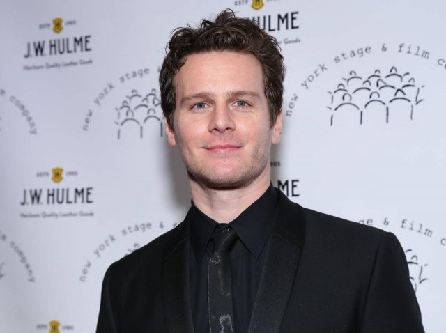 『マトリックス』の新エージェント・スミス、ジョナサン・グロフってどんな俳優？誰もが知る「あのキャラ」の声！