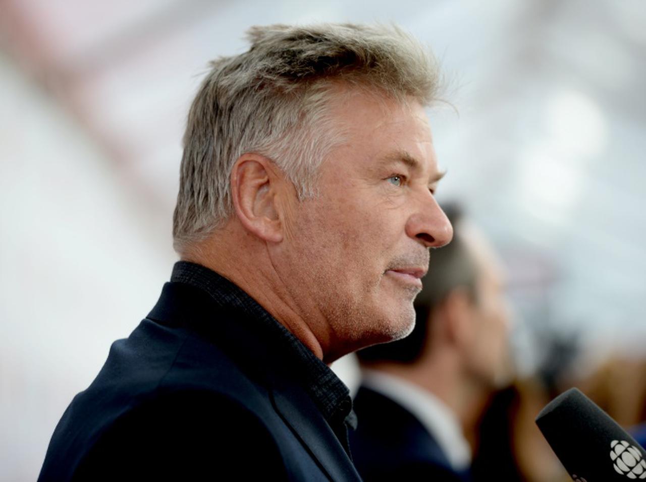 銃誤射事故の捜査に進展、アレック・ボールドウィンの携帯電話に令状が出される