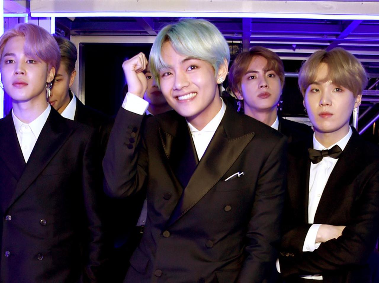 BTSのV、ハリー・スタイルズのコンサートで“あの女性歌手”の隣でノリノリで踊る