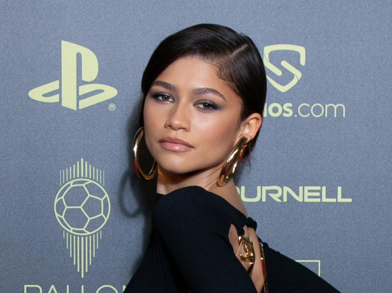 ゼンデイヤ、「黄金の背骨」がついた難易度高めのドレスで視線を集める