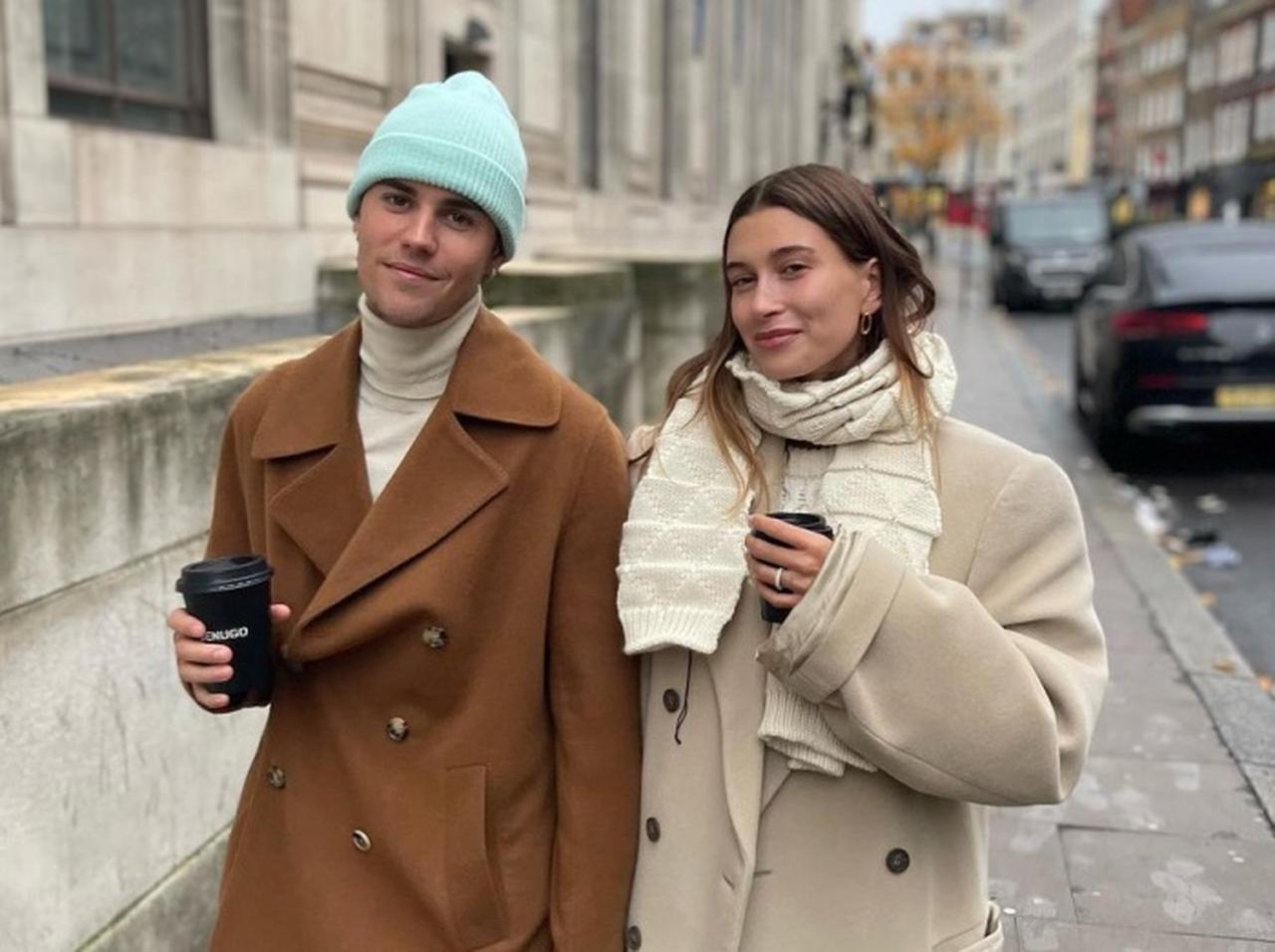 ジャスティン・ビーバー、公衆電話ボックスの中で妻と「イチャラブ」を繰り広げる