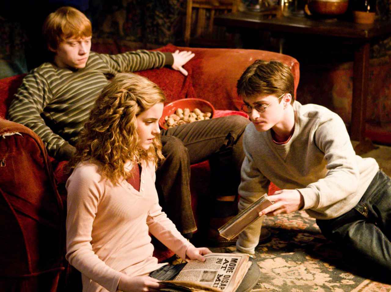 30代になったハリー、ロン、ハーマイオニーがグリフィンドールの談話室で再会を果たす【写真アリ】