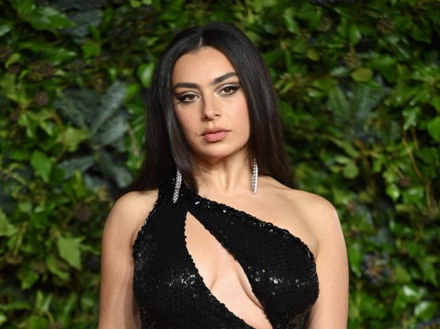 放送NG出た「胸ポロ」動画を自ら公開！ チャーリーXCXがハプニングを笑い飛ばす