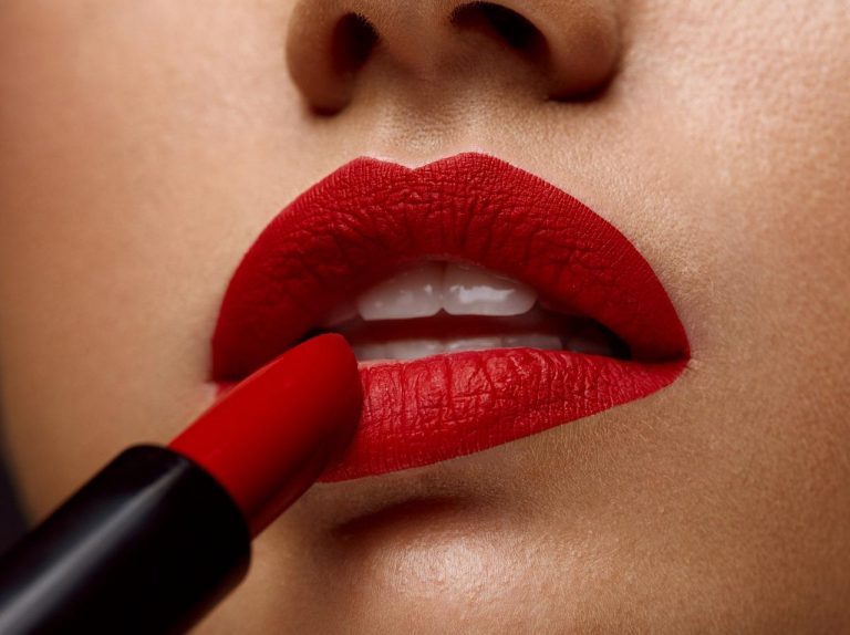 自分の唇に合う「リップメイク」は?唇の特徴別のメイクのコツ