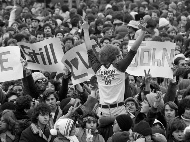 ジョン・レノン殺害の後に起こったことを写真で振り返る【特集】