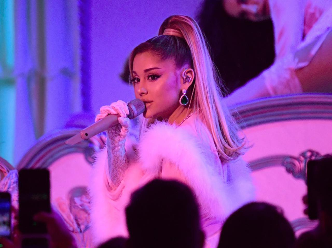 『ザ・ヴォイス』フィナーレでアリアナ・グランデがヴァレンティノのドレスでパフォーマンス