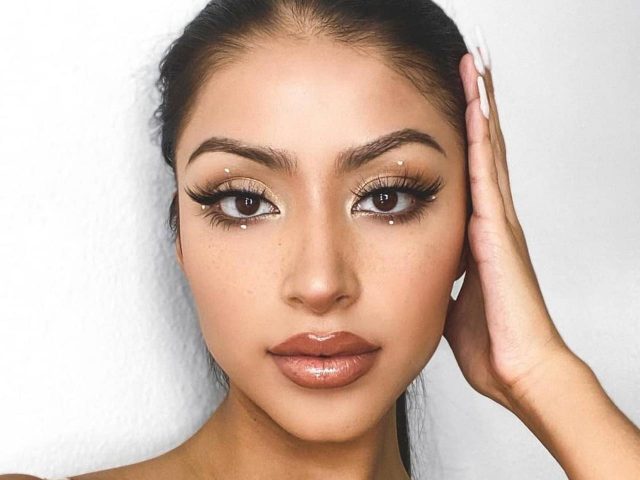 ミニマルおしゃれ！TikTokで話題の「4ドッツメイク」が気になる