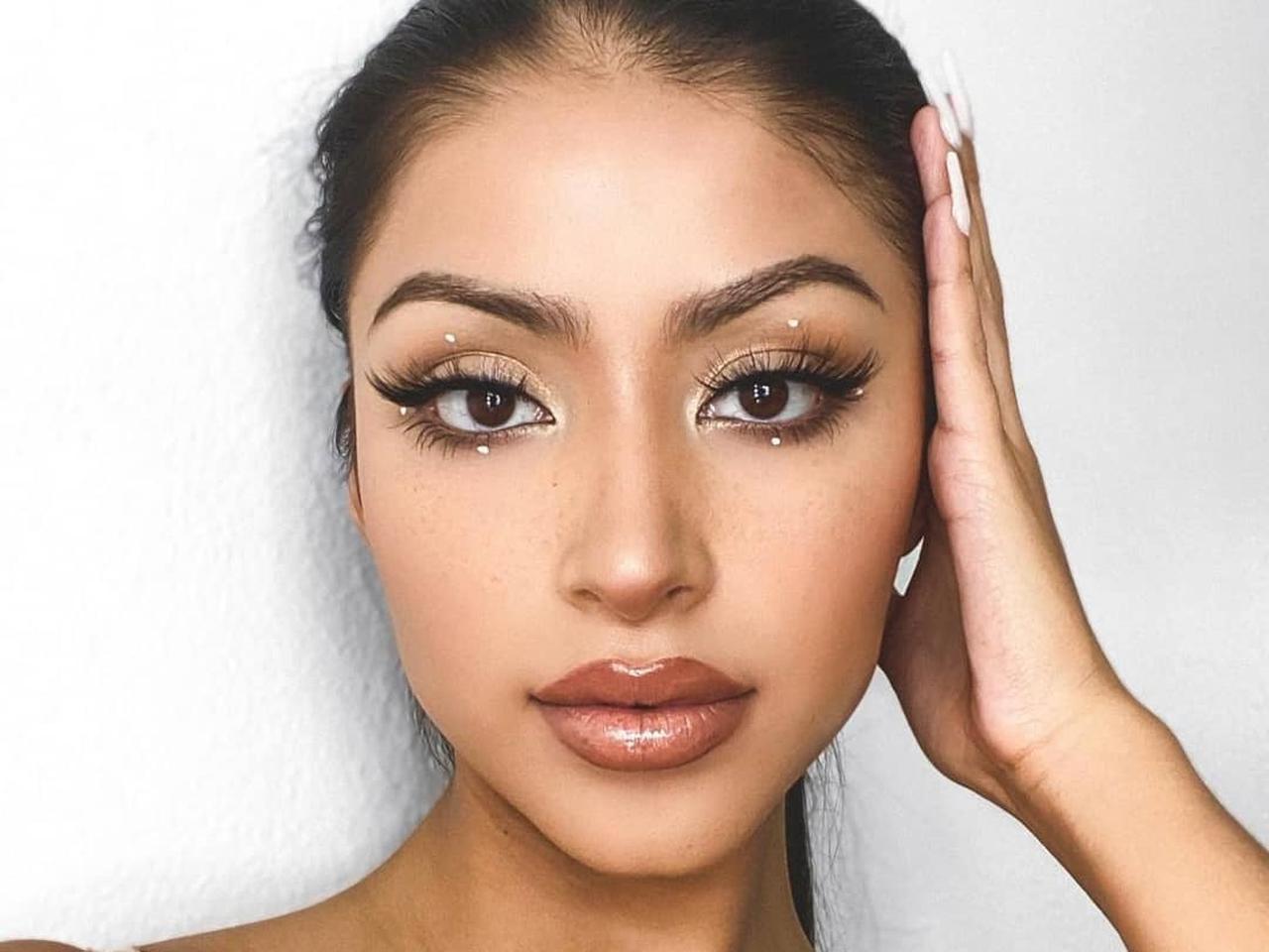 ミニマルおしゃれ！TikTokで話題の「4ドッツメイク」が気になる