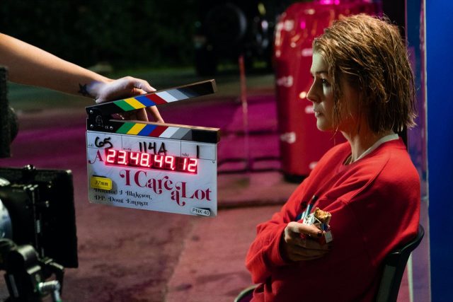 『パーフェクト・ケア』で男性にばかり許されてきた役を演じたロザムンド・パイクにインタビュー