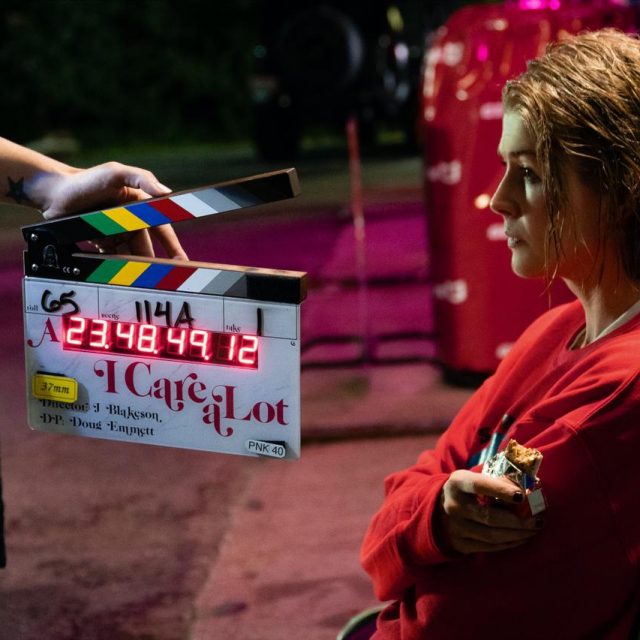 『パーフェクト・ケア』で男性にばかり許されてきた役を演じたロザムンド・パイクにインタビュー