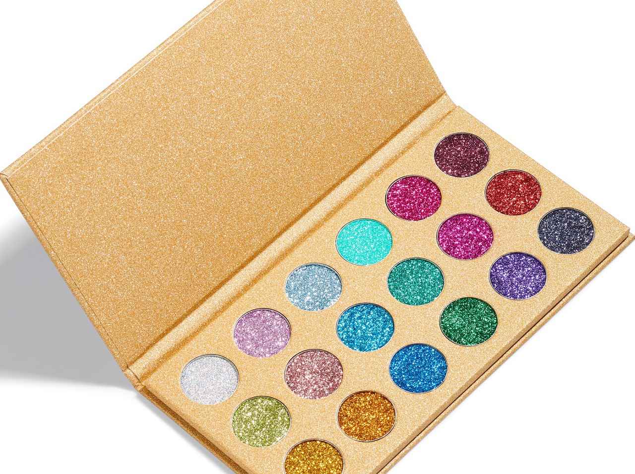 キラキラアイシャドウのきらめきをアップさせる、超簡単なステップとは?